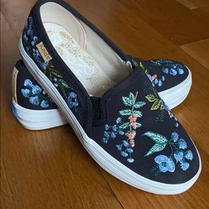 Embroidered platform slip on KEDS sneakers